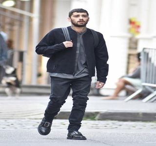 — Că pricepuse ideea principală odată ce acesta o conclude. Ulterior însă, atunci când chiar; Gigi primește undă verde pentru a prelua frâiele întregului moment, capul și-l înclină spre partea laterală, având să-și utilizeze degetul mare cât și pe cel arătător pentru a trage de buza inferioară
