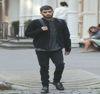 — Referitor la acel sentiment are ca efect asupra sa un ritm crescut al bătăilor inimii, urechile; fiindu-i umplute de răspunsurile celorlalți; afirmative și negative. Totuși, atunci când rândul său se ivește, atenționat fiind de Chloe, privirea lui urcă brusc. Sprâncenele duc spre arcuirea
