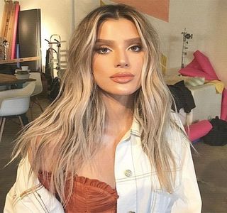 — Cauzează întoarcerea privirii preț de câteva clipe spre blonda pe care încă nu o; cunoscuse, dar aflase că ocupa rolul de iubită în prezent în viața lui Zayn, ca după depărtarea paiului de buze să-i zâmbească prietenos, aprobând cuvintele acesteia. Ulterior se apleacă spre măsuța
