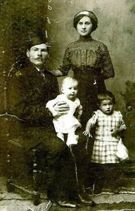 La 10 luni, cu parintii si sora sa, Victoria (1912); Gheorghe Lazar, 14 decembrie 1912
