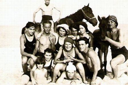 C. Zainescu (jos) pe plaja din Ecrene (1932); Ecrene, la granita cu Bulgaria, iulie 1932
