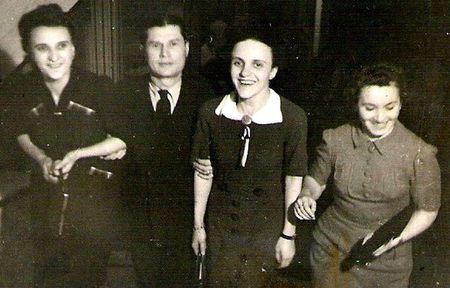 1940 PARINTII MEI[ST] LA UN SPECTACOL