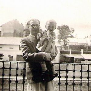 1943.08 CERNAUTI, TATA CU MIRELA RADU