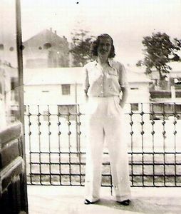 1943.08 CERNAUTI, VICTORIA ZAINESCU PE BALCON