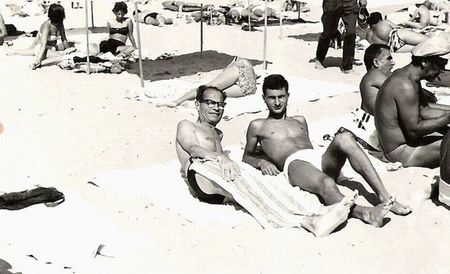 1965.08 MANGALIA, CU TATA. IN PLAN SECUND [ST] TOFANA LUPASCU SI RODICA GAVRILESCU