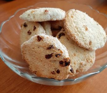 Biscuiți cu stafide și cocos.