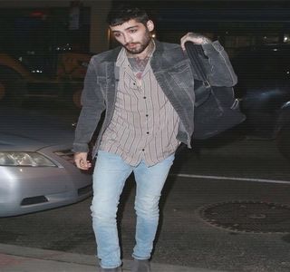 — Zayn se simţea încă deranjat de comentariul produs anterior de către Travis, chiar dacă; acesta servea drept unul dintre amicii săi cei mai buni, intervenţia lui deloc folositoare fuseseră mai mult un risc atribuit iscării unui sentiment de nervozitate care încă palpita pentru el. Treptat
