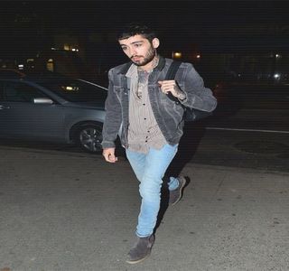 — Depărtează atât spatele de speteaza canapelei cât şi braţul de pe lungimea acesteia,; întinzându-şi-l pe cel opus apoi spre masă de unde preia un cartonaş. Intervenind deci peste propria iubită, chiar dacă aceasta nu oferise un răspuns, rosteşte: „Suficiente,” cuvânt din care
