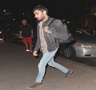 — Privi pe sărite restul persoanelor înainte de a aşeza acel cartonaş pe masă, la întâmplare.; Palma opusă celei utilizate anterior revine peste piciorul iubitei sale, printr-o strângere calmă dovedindu-i astfel că se afla acolo pentru ea, intenţionând a o scăpa de orice povară.
