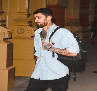 — Totodată şi respectiva întrebare ajunsese să creeze un moment tensionat, trăit de către; propria iubită, ceea ce duce la următoarea sa manifestare, pufnind aşadar scurt înainte de a-şi legăna capul dintr-o parte în cealaltă. În alte circumstanţe, respectiva întrebare nu ar fi reprezentat
