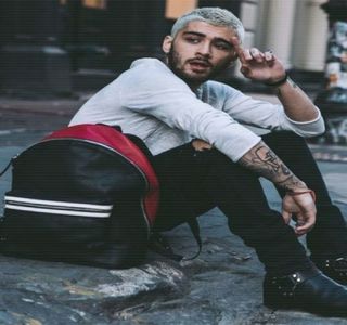 — Imediat ce privirea lui sfârşeşte asupra lui Josh, toţi trei fiind priviţi de către acesta şi; de altfel, analizându-se discuţia de către ceilalţi, profitând de faptul că atenţia respectivului era captată, printr-o mişcare a capului, îi comunică: „Continuă frate.”
