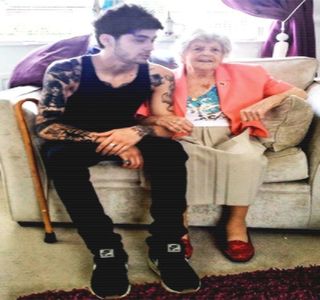 — Explica alegerea vorbelor sale, dovedită prin două sensuri, recurge la doar unul dintre ele,; fapt pentru care adaugă: „Nu sunt un tip violent de fel, dar, dacă dacă sunt nevoit să-mi apăr iubita, nu zic pas.” Colţul îi rămâne astfel curbat până ce urcă braţul ei, respectivul fiindu-i aşezat p
