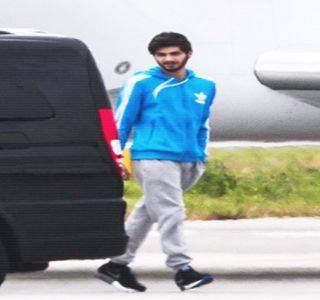— În ciuda informaţiilor pe care le primeşte din partea acesteia, niciun răspuns vocal nu se; oboseşte să apară căci se rezumă la legănări afirmative ale capului, semn că pricepuse ideile cu pricina; idei la care oricum s-ar fi aşteptat. Scapă câtuşi de rapid de pantalonii tip skinny
