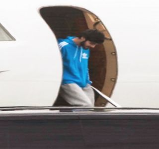 — Pe care neglijent, aproape tipic lui, îi aruncă pe speteaza fotoliului. Ulterior revendică şi; pantalonii de trening pe care de această dată îi îmbracă, refuzând gândul purtării vreunui tricou din moment ce mai devreme sau mai târziu ar fi avut să treacă printr-un duş bine meritat.
