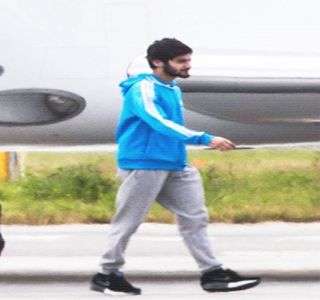 — Normală, ci, după întinderea propriei musculaturi, îşi face astfel un avânt pe diagonală; în aşa fel încât, după ce un braţ îi înconjoară picioarele iubitei sale, capul şi-l aşază în poala ei, sfârşind prin a o privi de jos în sus. „Eşti în regulă, ochi frumoşi? La ce te gândeşti?”
