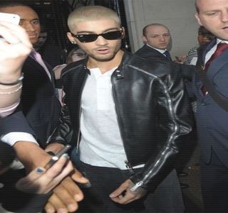 — Mai mult de corpul acesteia. „Ce chestii?” Adaugă în aceeaşi manieră, aproape bolborosind; întrebarea din moment ce, datorită jocului degetelor lui Gigi, obrazul i se lipeşte de piciorul ei iar buzele îi rămân între-deschise, devenind tot mai satisfăcut.
