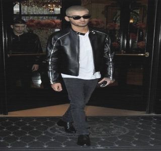 — Comparaţia pe care aceasta o produce îi cauzează curbarea colţului gurii, demonstrându-şi; în acelaşi timp micul gram de amuzamentu, fără a recurge în continuare la cuvinte. Dat fiind faptul că în scurt timp liniştea abundă interiorul camerei, ajunge la constatarea faptului că iubita
