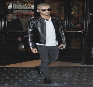 — Sa cel mai probabil lăsaseră baltă anterioara idee, nici măcar iniţiată. Totuşi, atunci; când într-un final chiar se aventurează spre crearea gândurilor utilizând cuvinte, alege ca preţ de câteva clipe să-i acorde răgazul necesar pentru a se putea exprima. Abia după înşirarea

