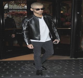 — Respectivelor gânduri, zâmbetul abordat anterior dispare treptat, dar cu toate acestea,; fără a dobândi o nesimţire tipică, rămâne tăcut până ce Gigi îşi finalizează ideea, el unul sfârşind prin a-şi deschide ochii. Priveşte perna proprie preţ de câteva clipe, însă total în neant, până
