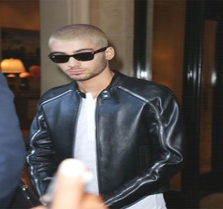 — Cuvintelor că pasul cu pricina reprezenta unul extrem de important pentru ea. Astfel că,; imediat ce palma opusă revine peste piciorul ei sperând astfel că îi va capta atenţia, rosteşte un „hei” de două ori, ochii lui întâlnindu-i aşadar pe ai ei. „Nu vreau să mă culc cu tine.”
