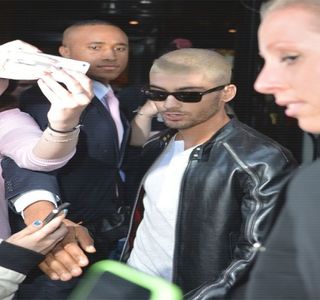 — Pauze creată de către el, palma începe a şi-o plimba peste piciorul acesteia sub forma; unor mângâieri. „Dar nu vreau ca ce ai văzut sau auzit în seara asta să te împingă de la spate spre dorinţa asta. Ştim amândoi la fel de bine că nu e ceea ce îţi doreşti pe moment şi.. să fiu
