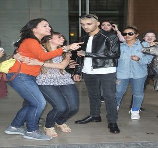 — Reuşit să mă culc cu tine încă de când eram amândoi în Bradford.” Decizând că situaţia; curentă avea nevoie şi de un strop de amuzament, doar pentru a nu-i crea ideea unei greutăţi aşezate pe umărul ei, pufneşte în asentiment. „Crezi că aş fi stat ca un martalog o lună
