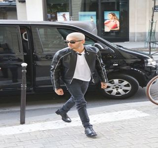 — Întreagă de zile fără să nu fac absolut nimic? Să fim serioşi, blondo.” Abia apoi, îşi; înalţă bărbia aproape sesizabil, încercând astfel să-şi suprime atât rânjetul cât şi amuzamentul gata să erupă.
