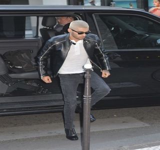 — În final duce la arcuirea colţurilor gurii sale din nou, în mod exagerat, fără a-şi dezlipi; buzele, pe când o priveşte pe aceasta admirativ. Ceea ce se petrece apoi, mai precis acţiunea ei, îl ia printr-o totală surprindere, însă nu se împotriveşte căci după eliberarea unui sunet inevitabil
