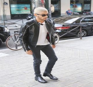 — Firelor de păr. Un braţ îi ajunge sub zona cefei drept sprijin iar celălalt peste piciorul; acesteia, aflat chiar peste propriul abdomen. „Şi eu speram să înscriu. Dar m-a mâncat pe mine undeva să fac pe filozoful cu tine.” În mod teatral strâmbă din nas, profitând astfel de jocul
