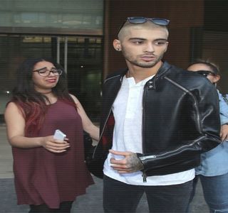 — Început chiar de către ea, răspunzându-i deci în aceeaşi manieră. Seriozitatea lui persistă; doar până în clipa în care, în mod automat un râset îi părăseşte buzele, prelungit preţ de câteva secunde. Ţinând cont de faptul că zâmbetul îi rămâne amplasat de-a lungul formei buzelor,
