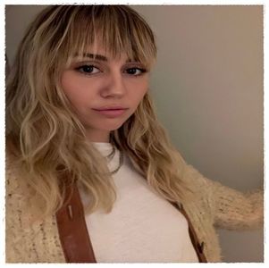 Și mi-e dor și de vecinii de deasupra (pe care nu am avut ocazia să îi mai cunoaștem) care -; iarna, la 4 dimineața în timpul sesiunii s-au îmbătat și au ieșit pe balcon fix când eu și colega mea ne-am pus să dormim, și colega mea a ieșit pe balcon să le zică frumos să vorbească mai încet, și 
