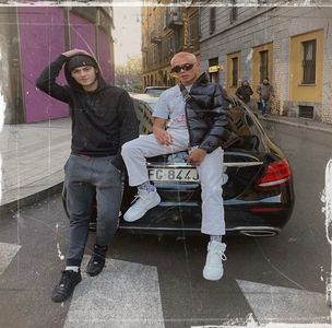 =)))))))) „Cum pălăria mea” Păi nush probabil datorită faptului că era cu Hazza și îl citeau cl.; milioane de oameni și autoarea scria destul de bine pt perioada aia ??????? Ah și multe scene indecente detaliate :)  ACUM CHIAR MĂ GÂNDESC CĂ MULȚI DE PE BENZI AU ÎNVĂȚAT DE ACOLO
