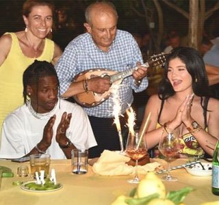 — Blondo, ar putea fi chiar ultima dată.” În mod răutăcios de această dată i se adresează; tot acesteia, deşi comentariul anterior era o producţie marca Zayn, zâmbindu-i şiret ulterior. Mulţumirea adusă în final de către brunet duce la un simplu răspuns din partea lui: o încuviinţare
