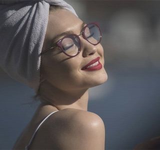 — Amicului său, cadoul pe care îl achiziţionase pentru Zayn cu câteva zile în urmă. Aşadar,; remarcă: „Ah, era să uit”, drept continuitate având să se desprindă din îmbrăţişarea propriu-zisă şi să-i apuce îngheietura, ghidându-l pe acesta în direcţia dormitorului, un loc ceva mai
