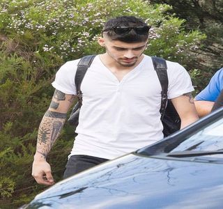 — Care cu ajutorul braţului îi cuprinde talia doar pentru a o trage mult mai aproape de ea,; oferindu-i în acest fel câteva săruturi peste zona maxilarului, dar şi cea a gâtului. Repetă cuvântul „mulţumesc” de 3 ori, înainte de a conclude: „Nu trebuia, Gi. Intenţionam să-i cumpăr eu.”
