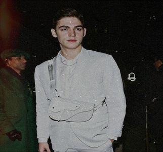 *stă așa îmbrăcat în Dior*