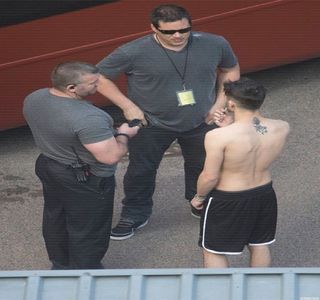 — Felia de pizza o aduce treptat spre buze, ba chiar profitând de mărimea acesteia prin; următoarea mişcare, aceea de a prelua prin muşcare a gură destul de măricică din vârful acesteia. Pe parcurs ce mestecă dumicatul respectiv, murmură: „e băiat bun.” chiar în urma
