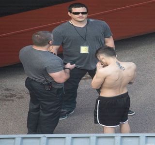 — Constatării acesteia referitoare la bunul său amic, Travis. Instinctul de a vorbi cu gura; plină şi-l abţine de îndată, moment în care îşi sprijină oarecum greutatea prin palma liberă rezemată de marginea tejghelei. Înainte de a înghiţi cele mestecate, sprâncenele i se arcuiesc iar
