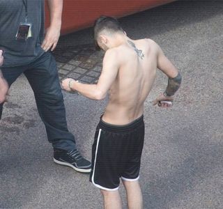 — Şi cu toate că un rânjet îi preia din start colţul gurii, dorinţa lui de a-şi continua consumarea; acelei felii de pizza ajunge a fi stopată odată ce numele de familie îi este rostit puternic peste melodia ce umplea încăperea în acele momente, dintr-o zonă anume, chiar cea din spatele lui.
