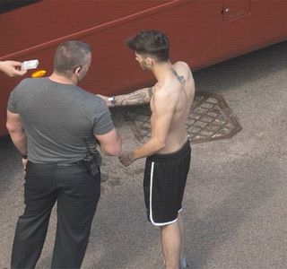 — Înainte însă de a recurge în consecinţă, îşi repriveşte iubita. „Merg să văd care-i treaba; cu idioţii ăştia.” O informează, rapid completând prin: „Nu-ţi face chiar atât de mult de cap fără mine.” ulterior depărtându-se de aceasta cu spatele, rânjind constant, înainte de a se întoarce.
