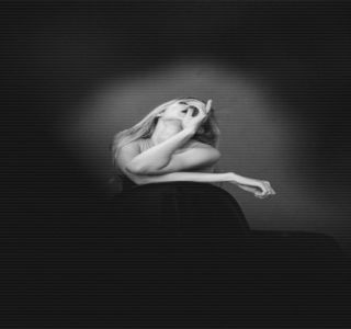 — Buzele sale iau forma unui zâmbet relaxat atunci când acea primă replică ajunge rostită; de către acesta, asimilând-o, bineînţeles, sub forma unei glume bine meritate. Între timp, felia de pizza abia revendicată de pe unul dintre platouri şi-o ridică în dreptul gurii, izbutind astfel
