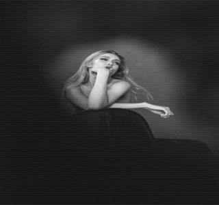 — Să realizeze două muşcături, pe care eventual le şi înghite. Totuşi, nu i se oferă răgazul; de a reacţiona în vreun fel asupra subiectului abordat, întrucât, în secundele următoare atenţia lui Zayn ajunge distrasă de undeva din apropiere, chiar de către un alt amic al său, fapt pentru
