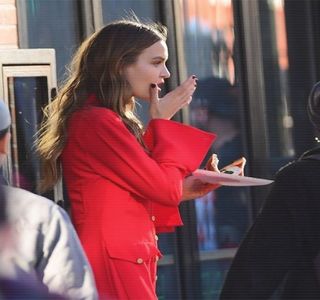 — Cărei identitate o asociază imediat cu cea a iubitei prietenului său. Deşi pe moment are; câteva reţineri, în special din cauza faptului că însuşi Zayn le-ar fi putut surprinde împreună, lucru ce ar fi creat un moment inconfortabil, decide totuşi că aceasta ar fi ocazia perfectă
