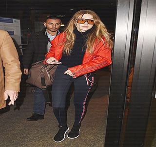 — Reuşeşte ca într-o perioadă scurtă de timp să finalizeze respectiva felie de pizza. Însă,; ţinând cont şi de faptul că dimensiunea acesteia fusese una exagerată, pizzele comandate sfârşind prin a deţine cea mai mare mărime, consideră că o altă felie ar deveni deja
