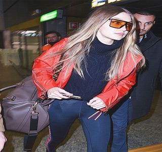 — Satisfacţie căci fusese recunoscută prin acel titlu, zâmbetul îi persistă. „Îmi place să cred; şi să aud asta.” Respectiva glumă apare fără ezitare, în acelaşi timp întinzându-şi braţul în direcţia ei. „Gigi, îmi pare bine. Iar tu ar trebui să fii?”
