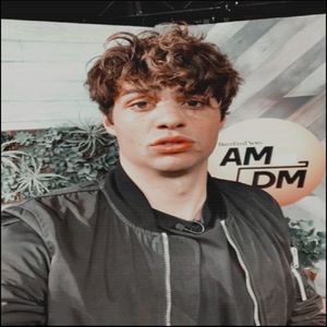 "În mod normal, m-aș fi supărat, da' din partea mea f;te-o că și așa e n;f;t;tă." spune râzând.; &quot;Da, întradevăr... regatul nostru n-ar fi unul prea... prefer să tac.&quot; spune uitându-se la prietenii lor, amuzat de tot ce se întâmplă.
