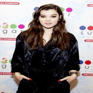 ― „Hm? Ai zis ceva?” Auzise ceea ce Ethan tocmai spusese, dar face pe pr;sta și se; uită către el cu o sprânceană ridicată, iar apoi se uită la Nadia și Denver zâmbind. „Grozav, iar o să vă văd certându-vă la fiecare două zile?” Spuse ea râzând.
