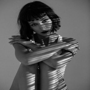 ― Duce paharul la gură și bea din el, pentru că era datoria ei de soție să fure mereu bani; de pe cardul lui Denver ca să se ducă la shopping, iar apoi se uită la Amelie râzând. „Am început bine, se pare.” Iar apoi se uită la Raven. „Dacă nu îmi dă motive, eu nu mă cert cu el.”
