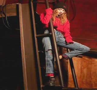 — Principal gând şi motiv pentru care îşi trage buza inferioară spre interiorul gurii. În mod; instinctiv îşi trece palmele peste materialul pantalonilor, aruncând în acelaşi fel o privire în direcţia laterală lor, chiar spre zona în care cunoştea că Zayn se afla. Cu toate acestea, nu îl
