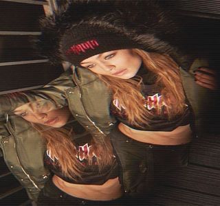 — Compania lui Travis şi a celorlalţi băieţi.” Indică astfel prin intermediul degetului mare; spre zona din lateralul lor. „Nu cred că te-am văzut atunci când am ajuns amândoi şi cred că l-ar bucura încă o urare în plus.” Constată astfel prin uzanţa aceluiaşi zâmbet.
